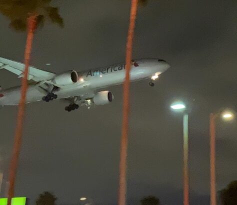 Aquí aterrizando en el aeropuerto internacional de Los Ángeles, California